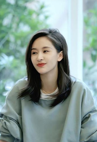 王子文真是老天俯顾,牛仔连体裤配骑士靴,162比例真出众