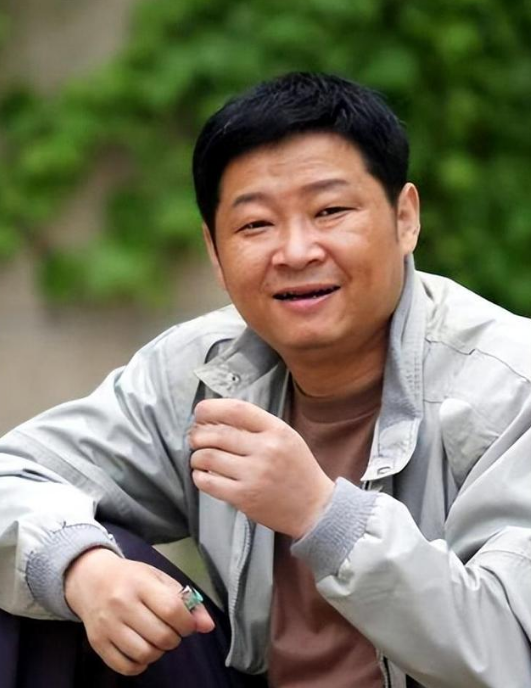 看了演员赵亮退圈当慈善鸡王操作才知道他是真正人间清醒