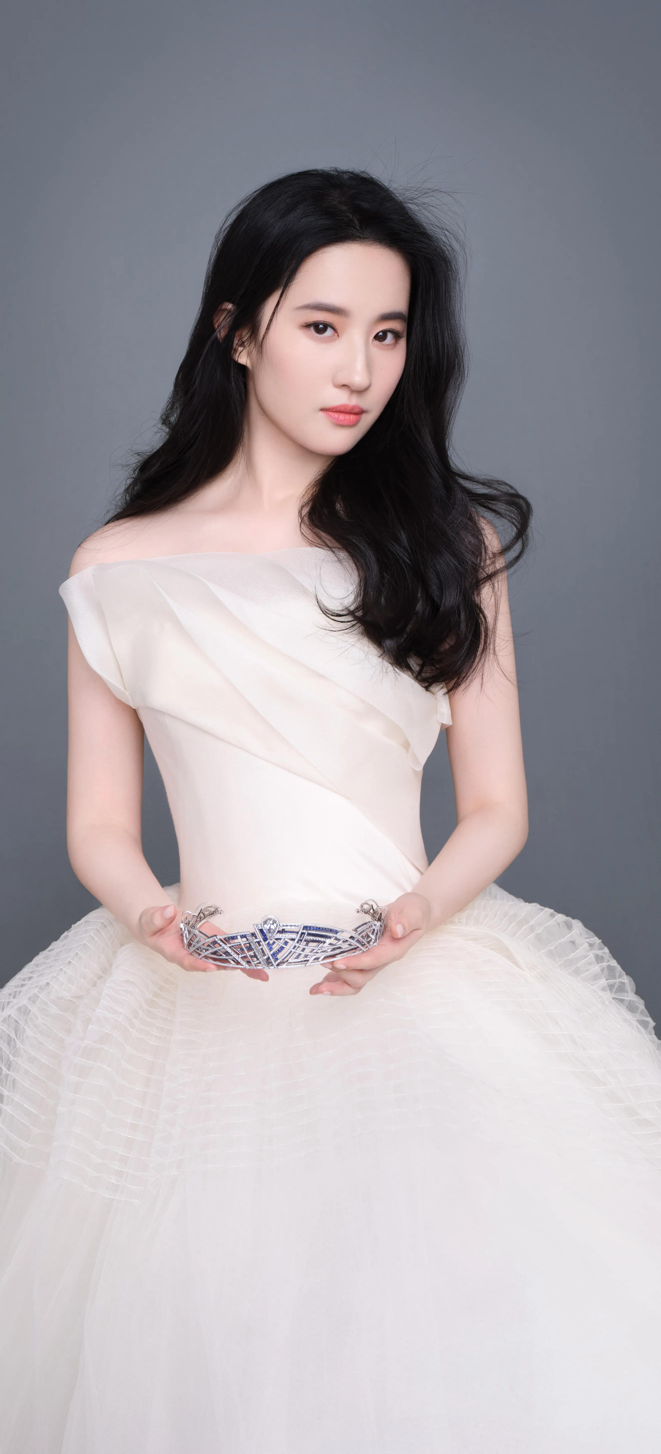 撞衫不可怕谁丑谁尴尬刘亦菲周冬雨同款造型颜值差距高下立见