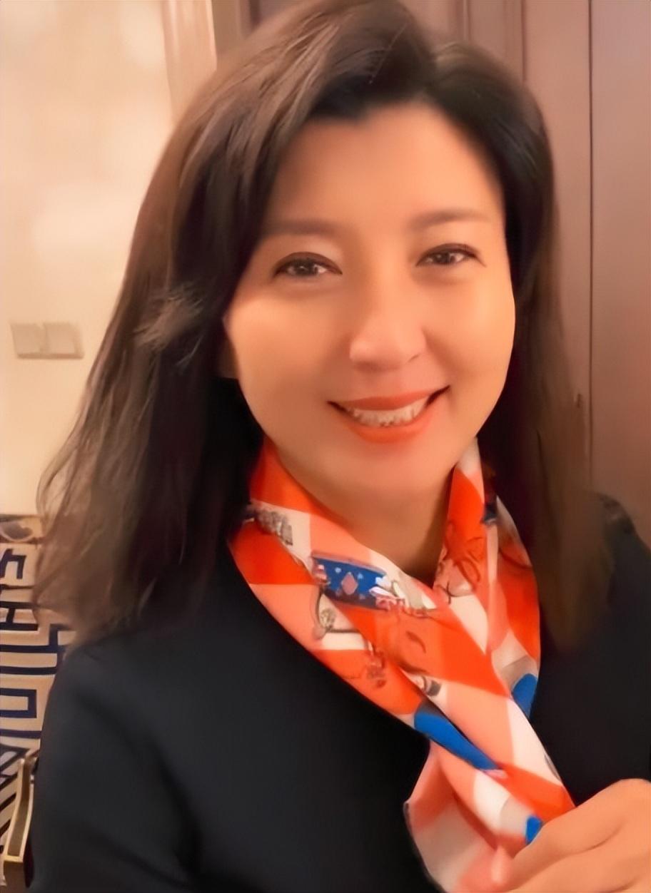 一级演员闫学晶不顾家人反对嫁大10岁富商今婚姻状况怎样