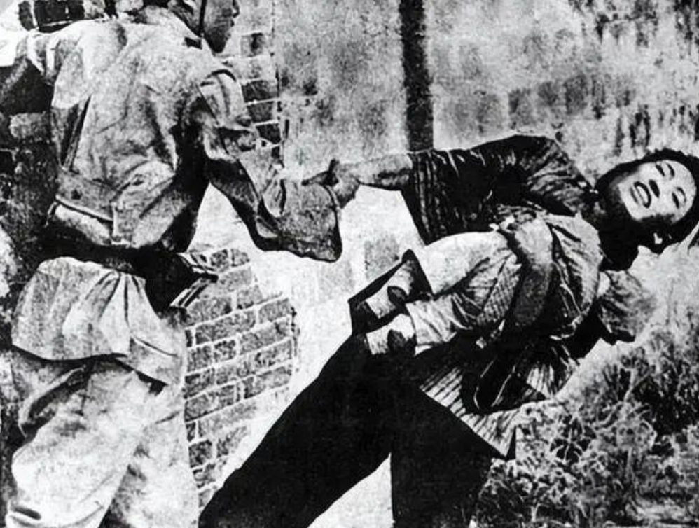 1942年一日军为糟蹋漂亮母亲将其婴儿丢入开水锅晚年自责忏悔