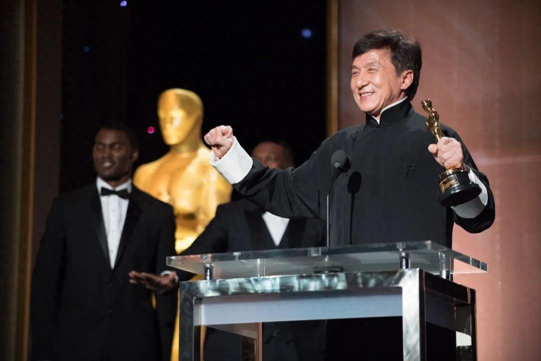 以前在迪拜拍戏时,迪拜的富豪,直接拿出自己的纯金跑车,让成龙使用.