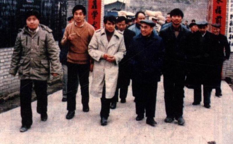 过年,四兄弟携家带口的团聚了.
