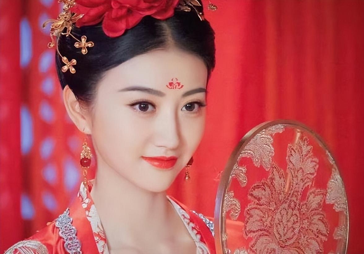 一举成为了气质型美女.而她"悲伤蛙"的由来,便是因《大唐荣耀》所起.