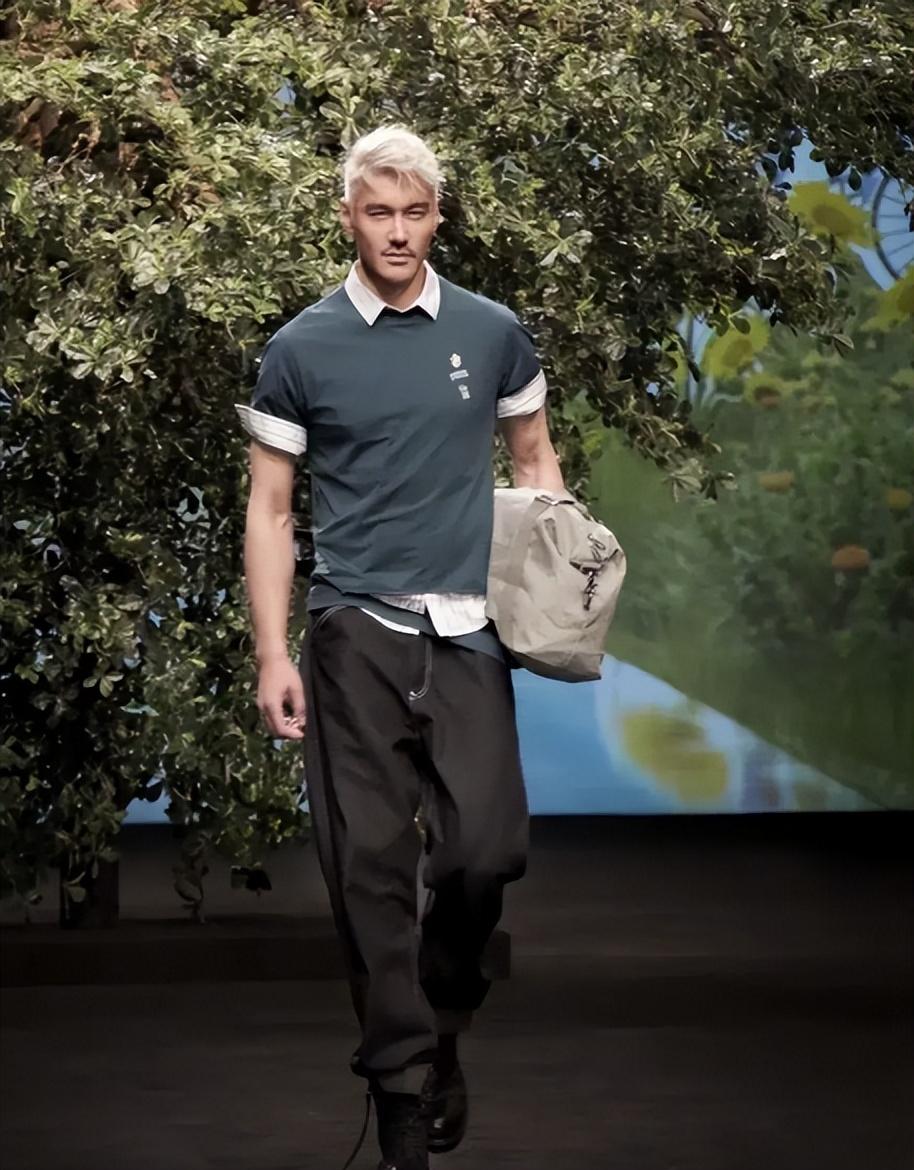 胡兵上海时装周新造型太燃了53似23岁网友这才是不老男神