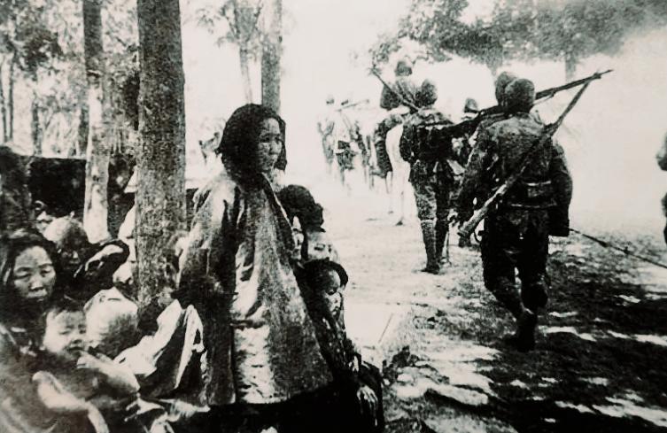 1942年一日军为糟蹋漂亮母亲将其婴儿丢入开水锅晚年自责忏悔