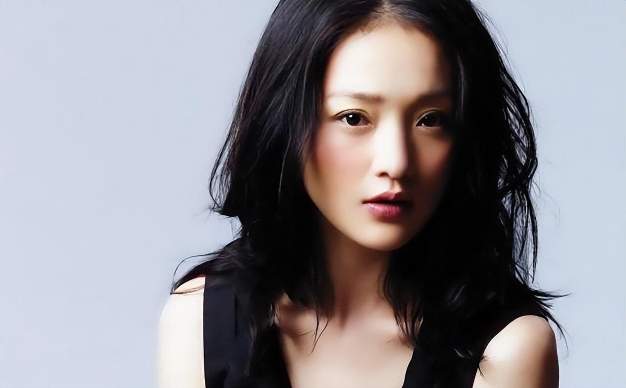 当"周迅儿子"的词条意外登上热搜,人们不禁对这位女演员的生育与情感