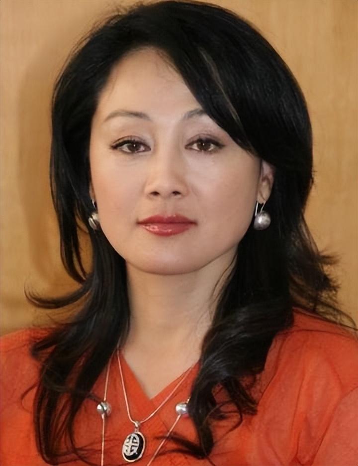 王姬儿子低智自己被骗让女儿上交10年工资61岁的她如今怎样