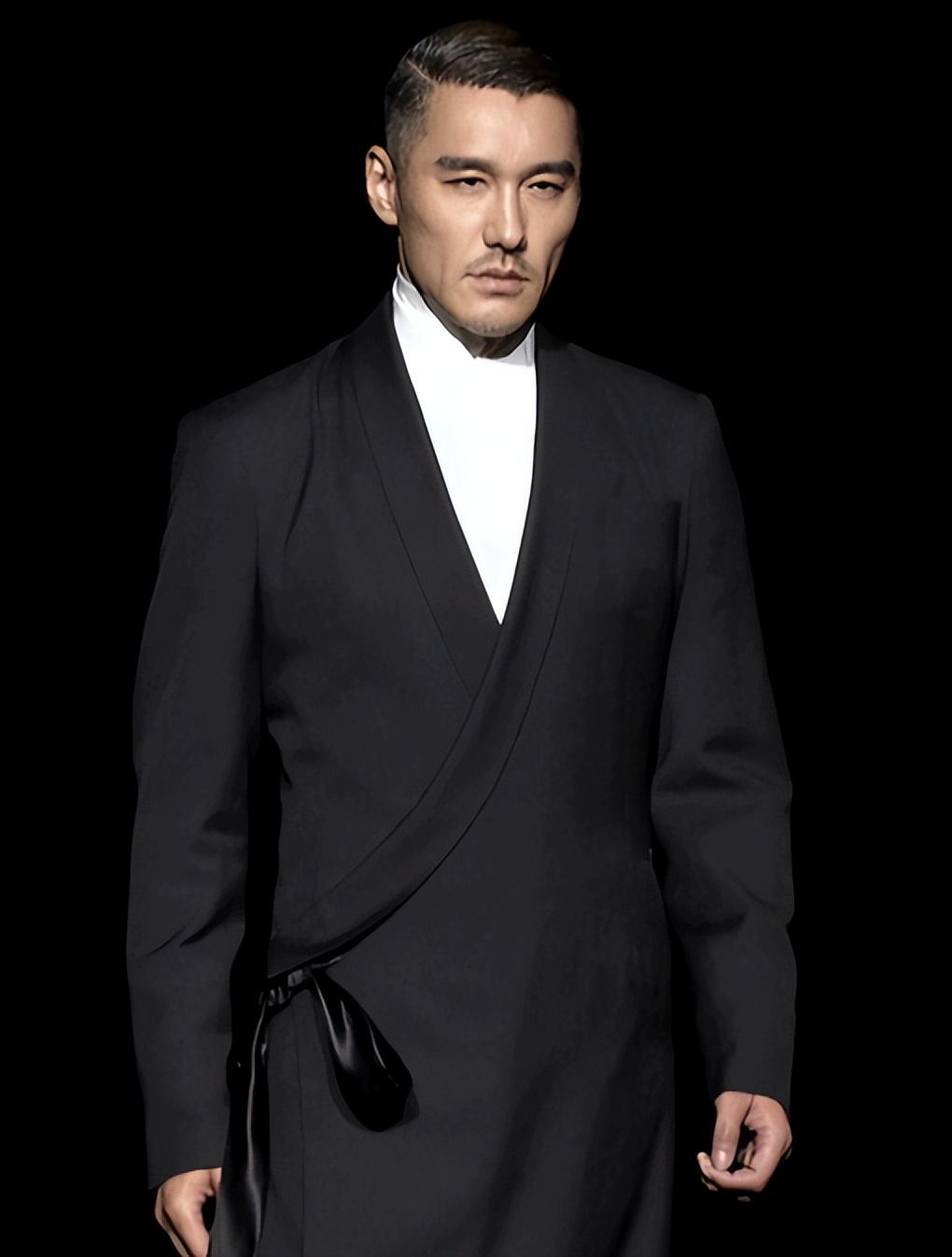 胡兵上海时装周新造型太燃了53似23岁网友这才是不老男神