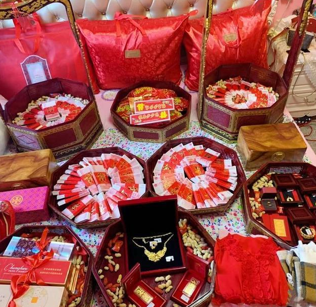 儿媳奉子成婚,婆婆要求彩礼减半,公公却怒了:彩礼钱一分不少!