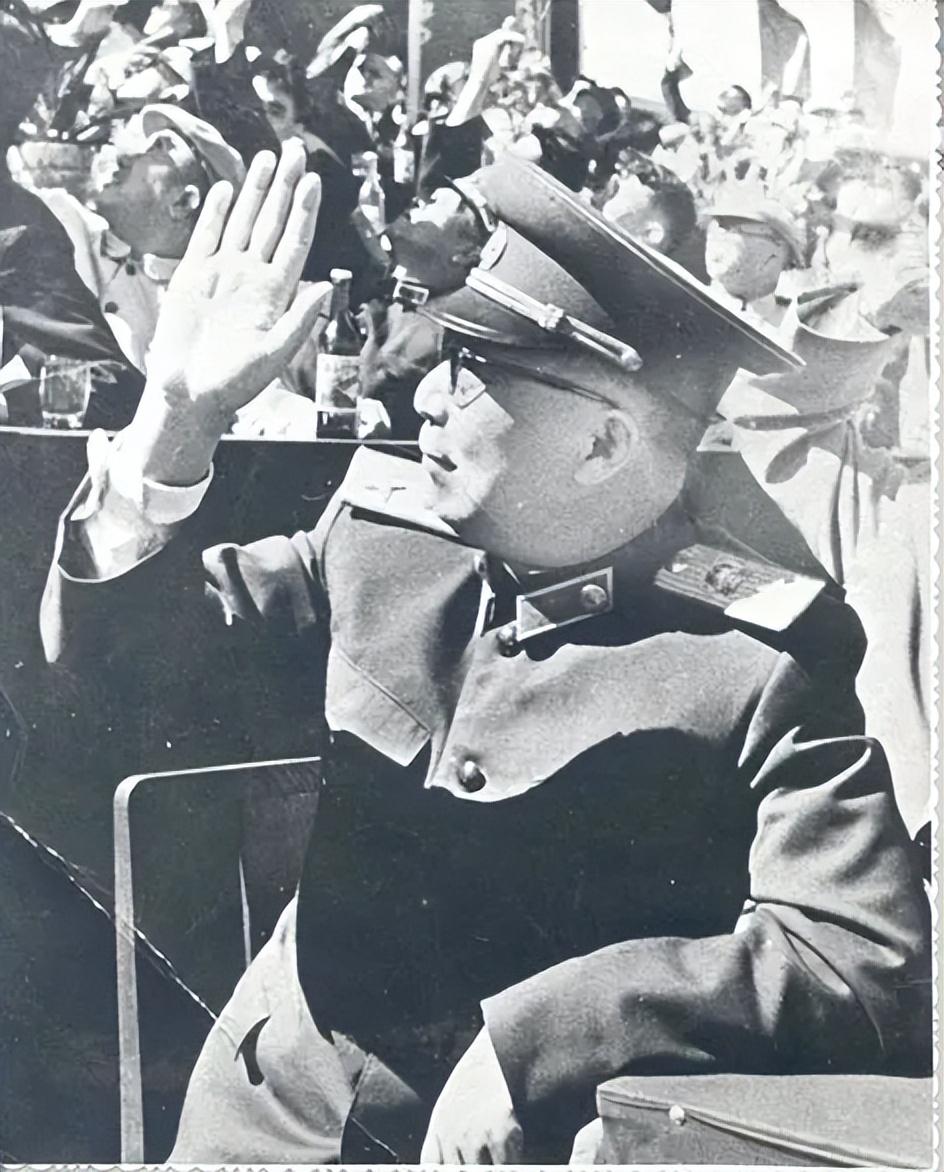 但韩将军得知雷英夫同志想要承担这份工作,聂帅也向他征求意见,将军