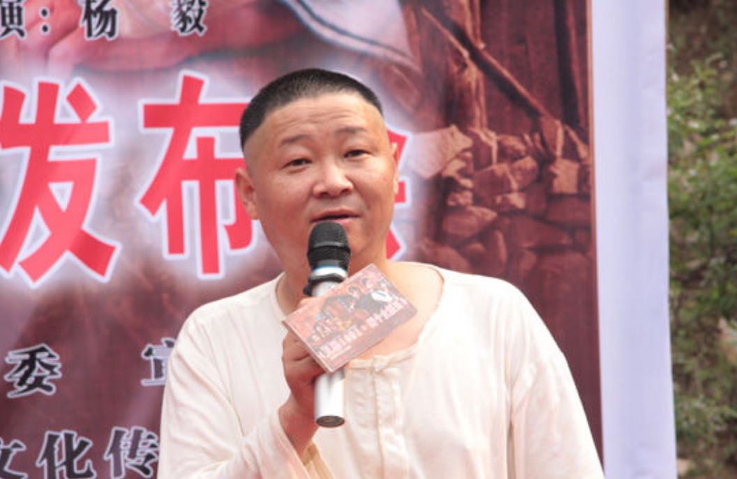 看了演员赵亮退圈当慈善鸡王操作才知道他是真正人间清醒