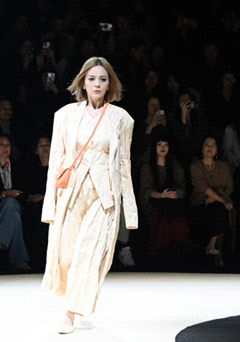 五十岁的王琳拥有二十岁的身材敲了二十年的门才走红