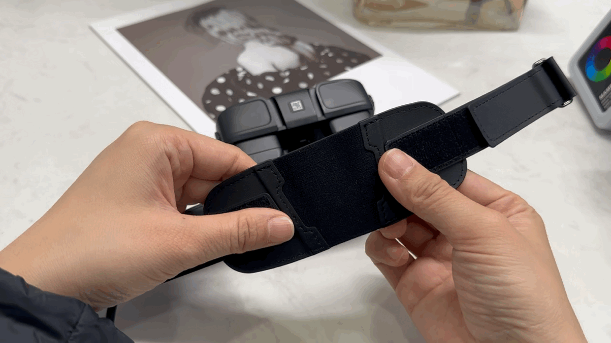 头带采用的魔术贴固定,还加了一段弹性绷带,可以让头显在佩戴的时候既