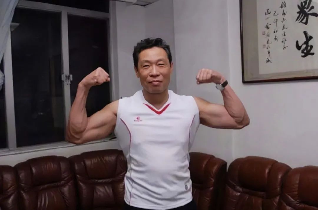 85岁的钟南山,一身腱子肉,手臂肌肉发达,线条明显,精神饱满