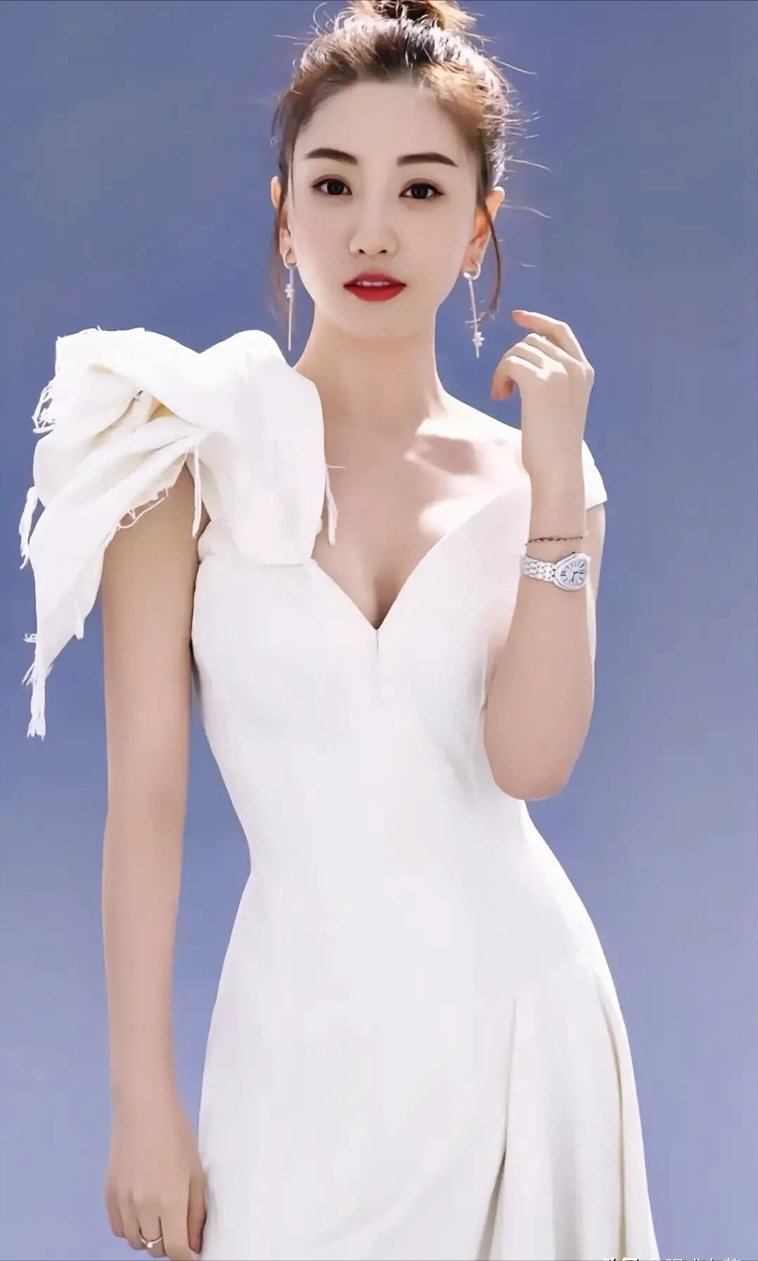 杨蓉绝美时刻身高不够身材来凑内娱最美性感花瓶