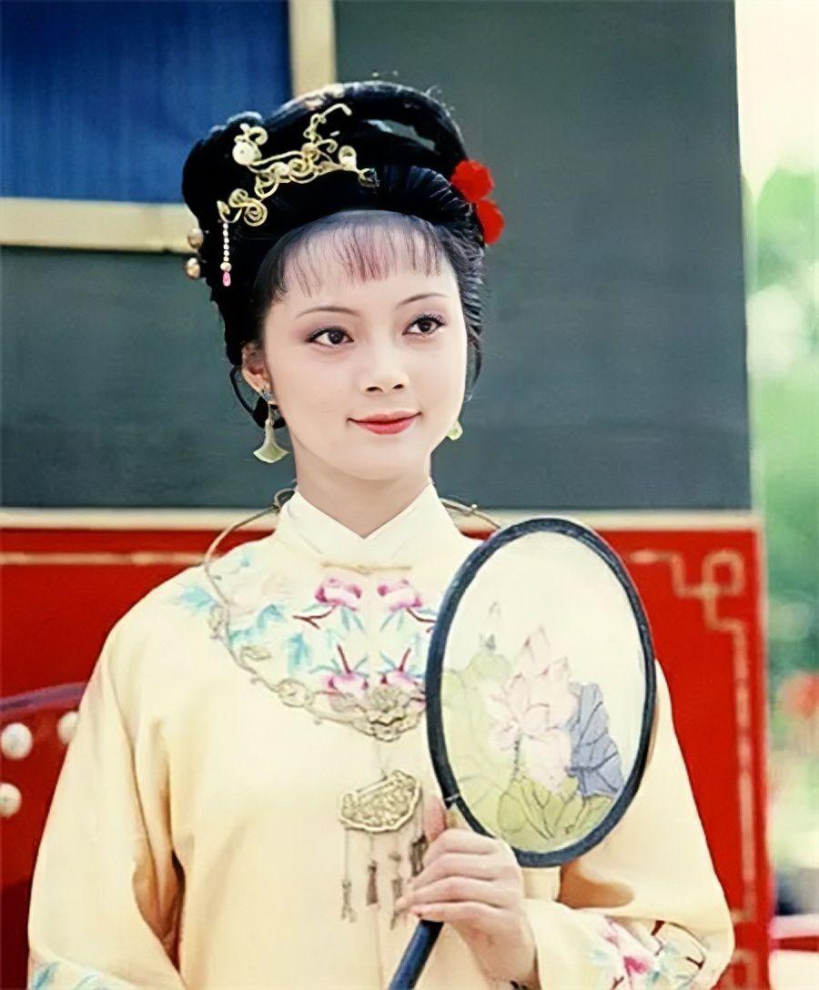 张莉和陈晓旭携手走进《家春秋》剧组,一个饰演"鸣凤",一个饰演"梅