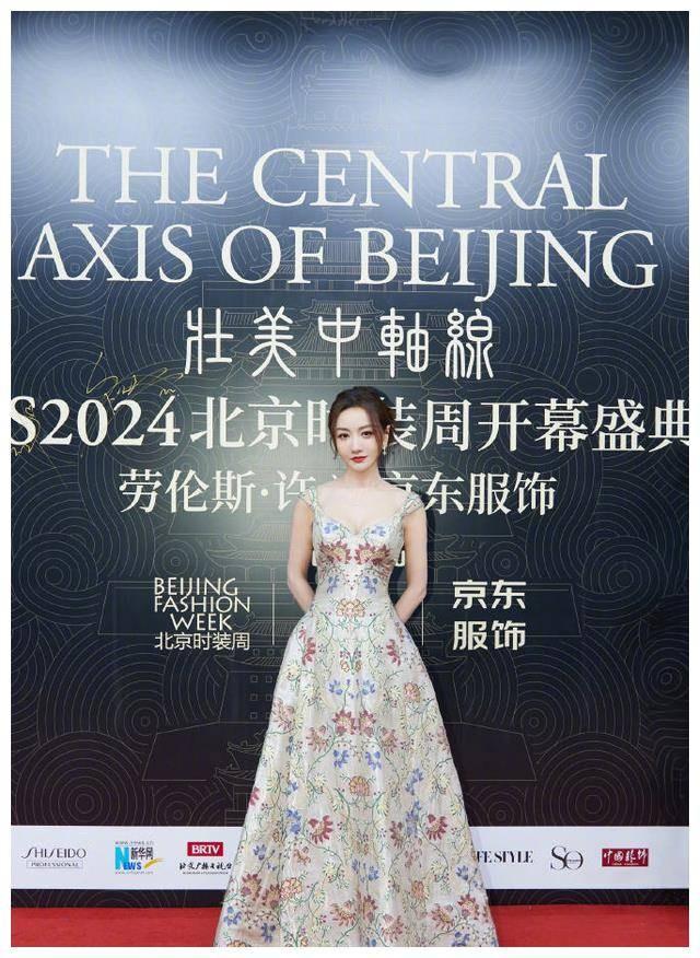 杨蓉绝美时刻身高不够身材来凑内娱最美性感花瓶