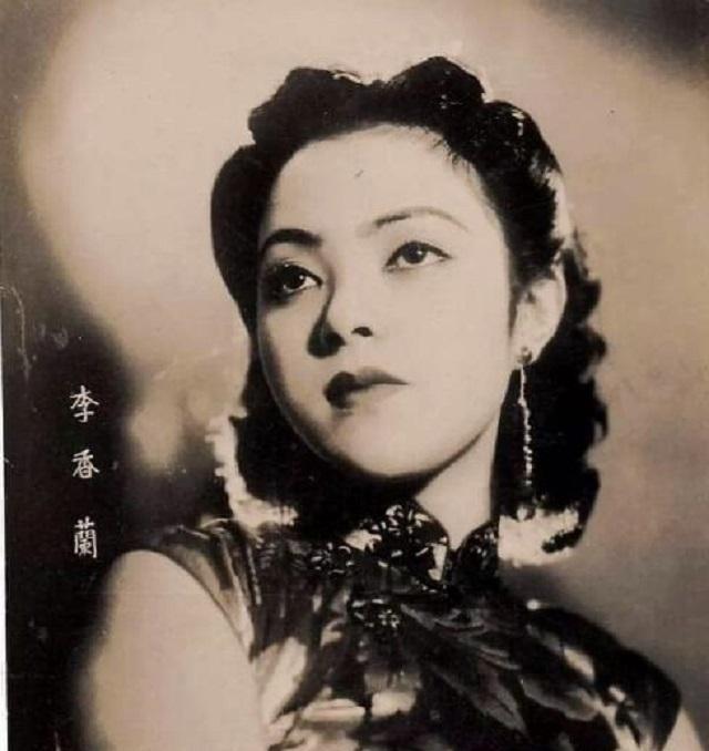 45年,女汉奸李香兰被逮捕后,解开了上衣纽扣,法院:无罪释放!