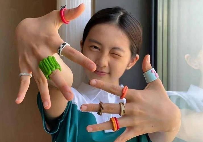 讲,这已经算是非常好的改善了,而此时的李嫣看起来也比之前漂亮了很多