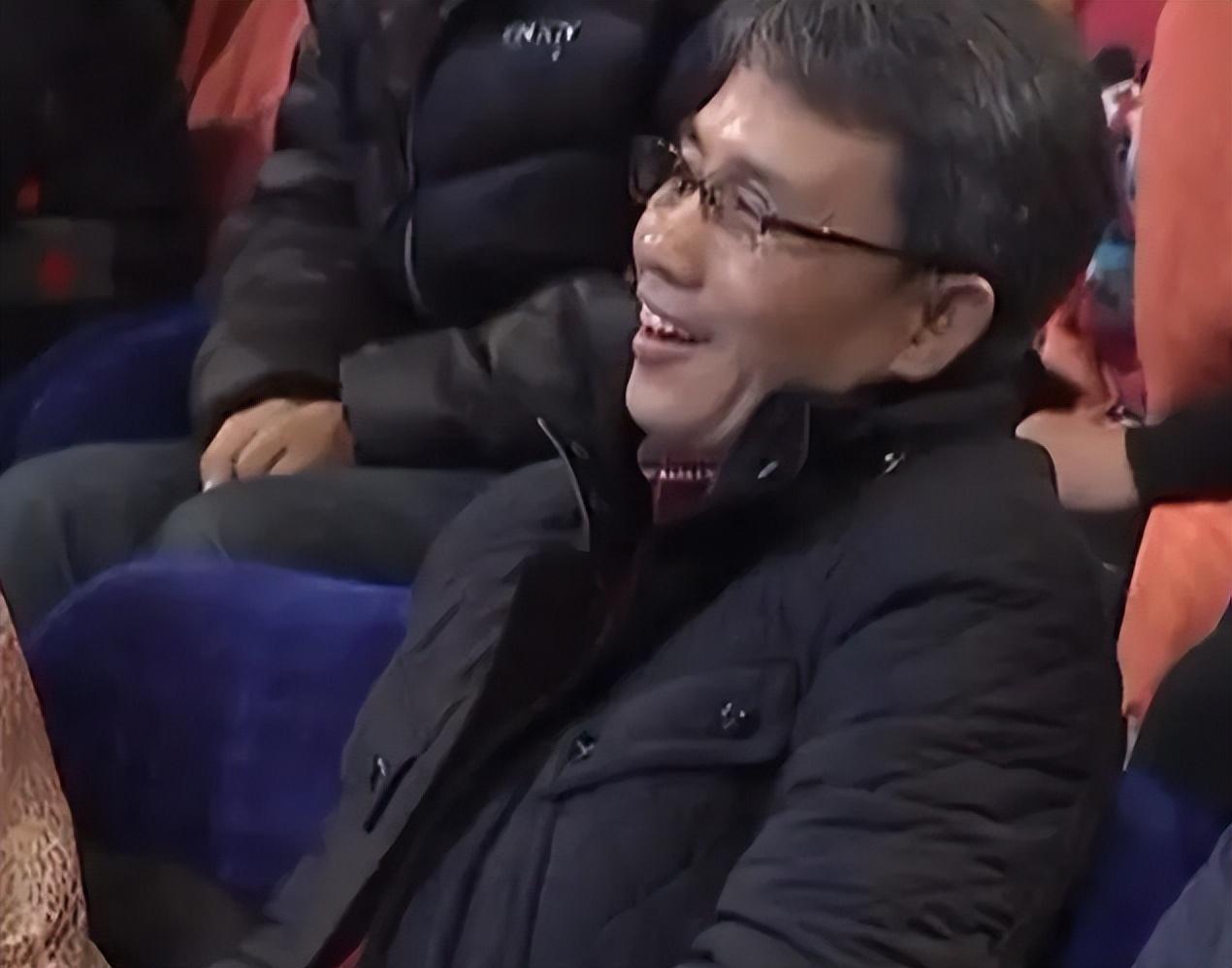 当时许娣去录综艺《掌门1对1》而俞健伟就在摄像机后面看着她.