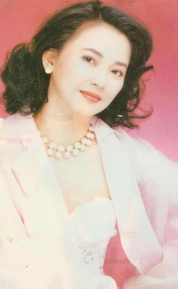 作为大腕儿,胡慧中在七十年代就拿过台湾金马奖,所以就提出把"阿春"改