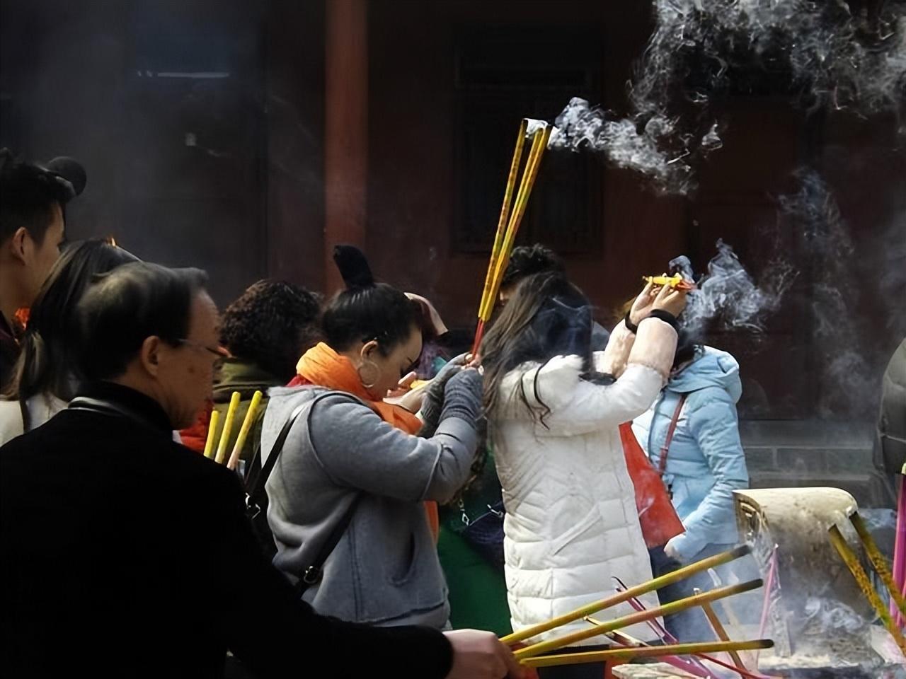 烧香为何一定是三根?每根分别代表什么?传统文化我们要了解清楚