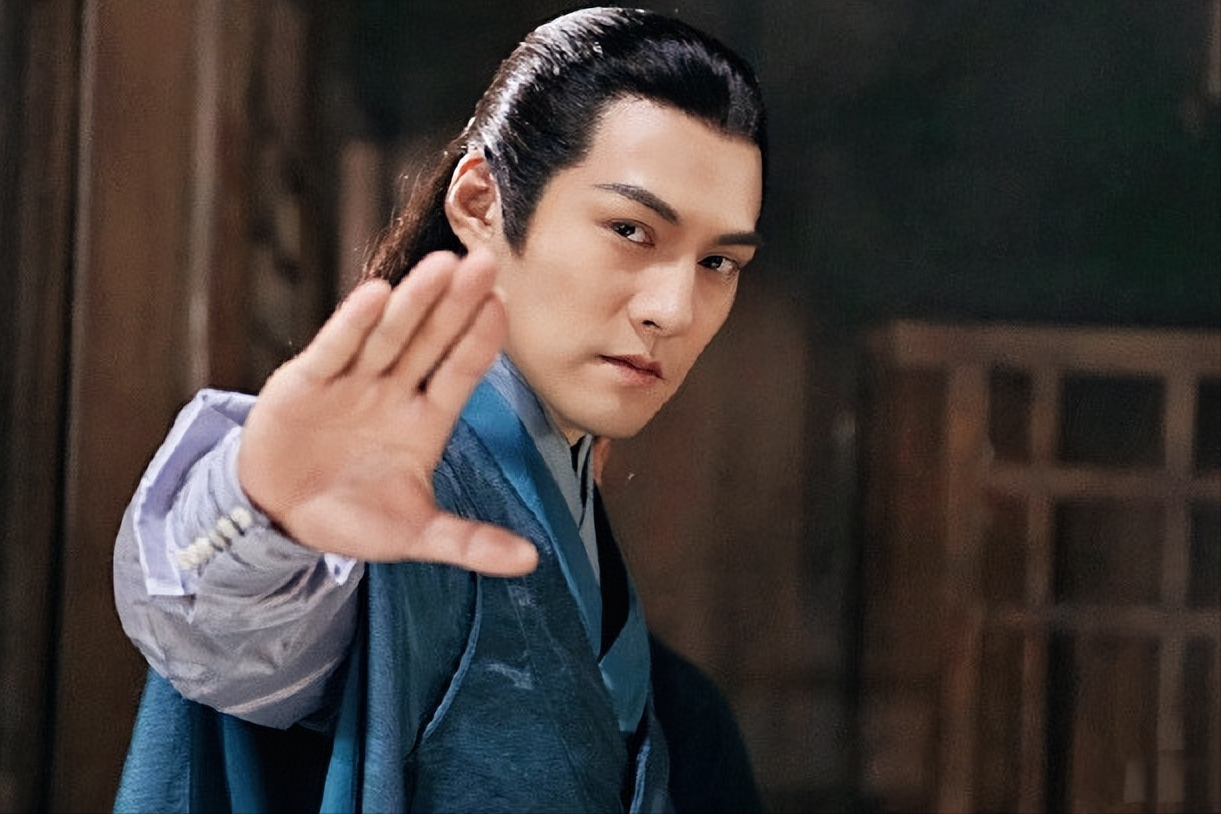 最近的电视剧《烈焰》虽然被无数观众批判,唯独严屹宽在剧中的表现让