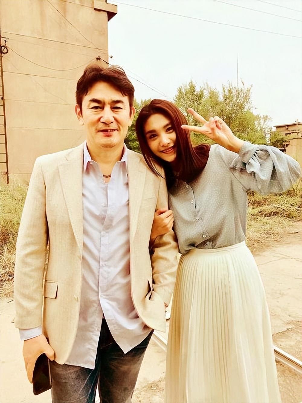与王红蕾的感情坚定,29年零绯闻,但曾有过离婚的想法.