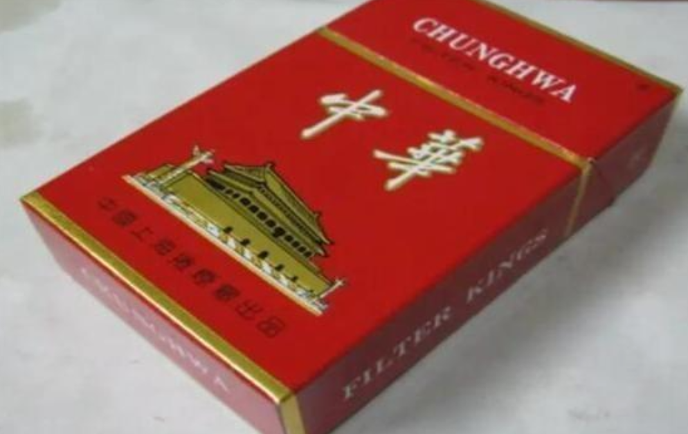 作为一位资深烟民,他抽完这根"中华"香烟后,突然感叹道:"国产香烟可真