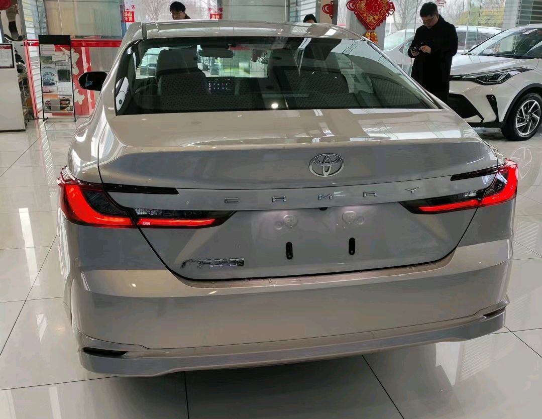 9代丰田凯美瑞:全新香槟金色漆面,演绎都市情怀