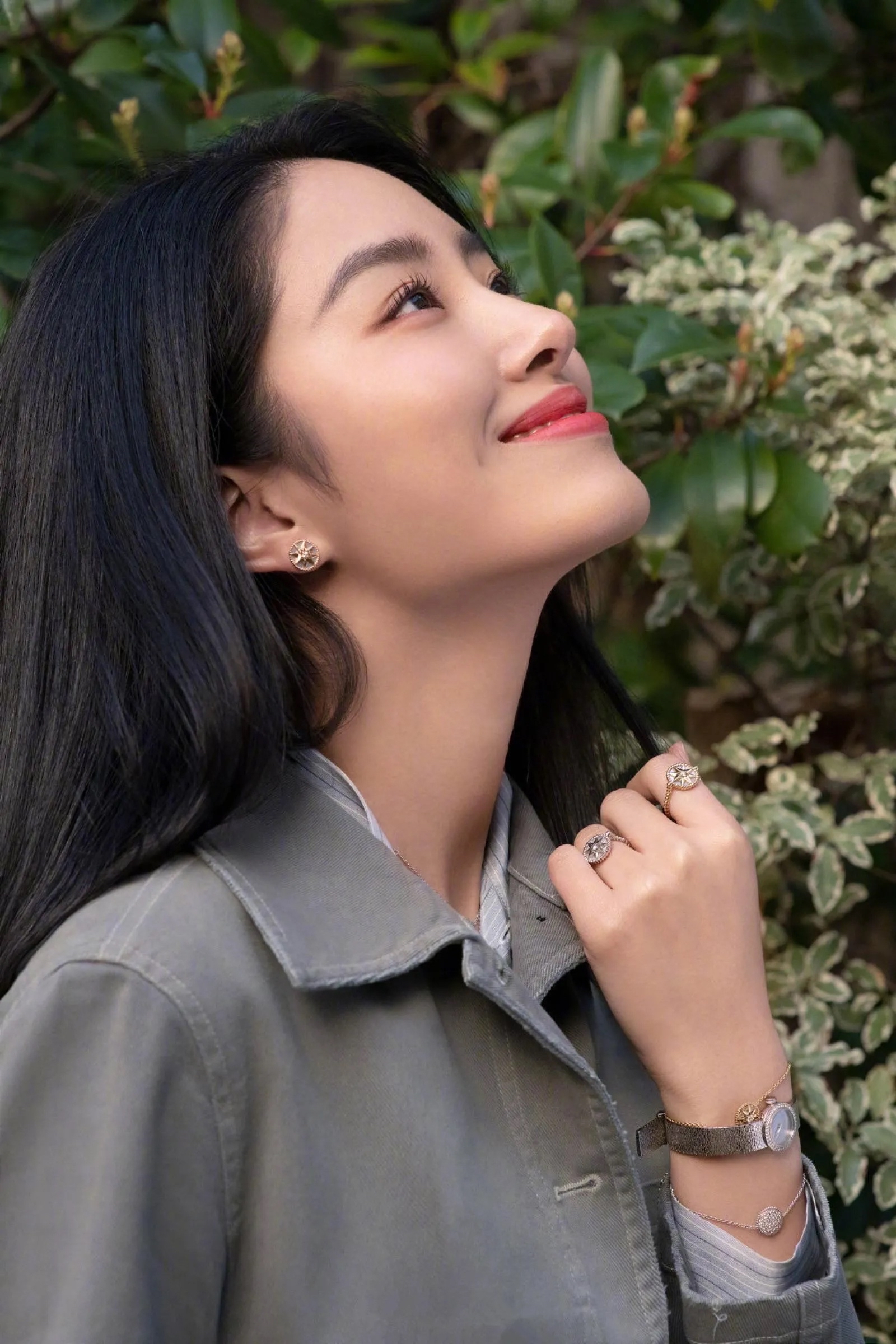 杨采钰的酒窝为她的美丽增色不少也成为了她个人魅力的一部分让
