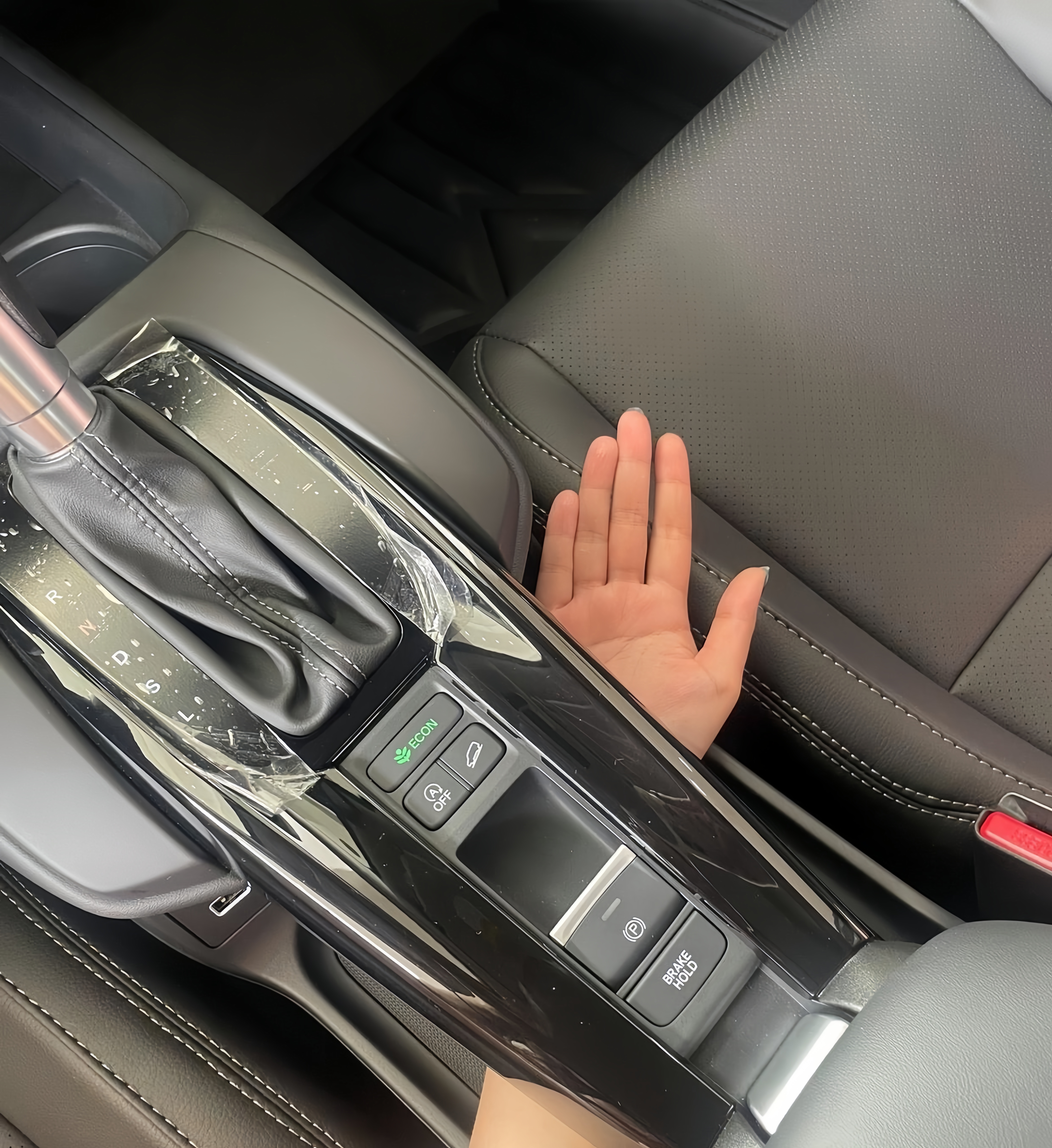 谁能告诉我,汽车扶手箱的这种设计,究竟有什么用途?