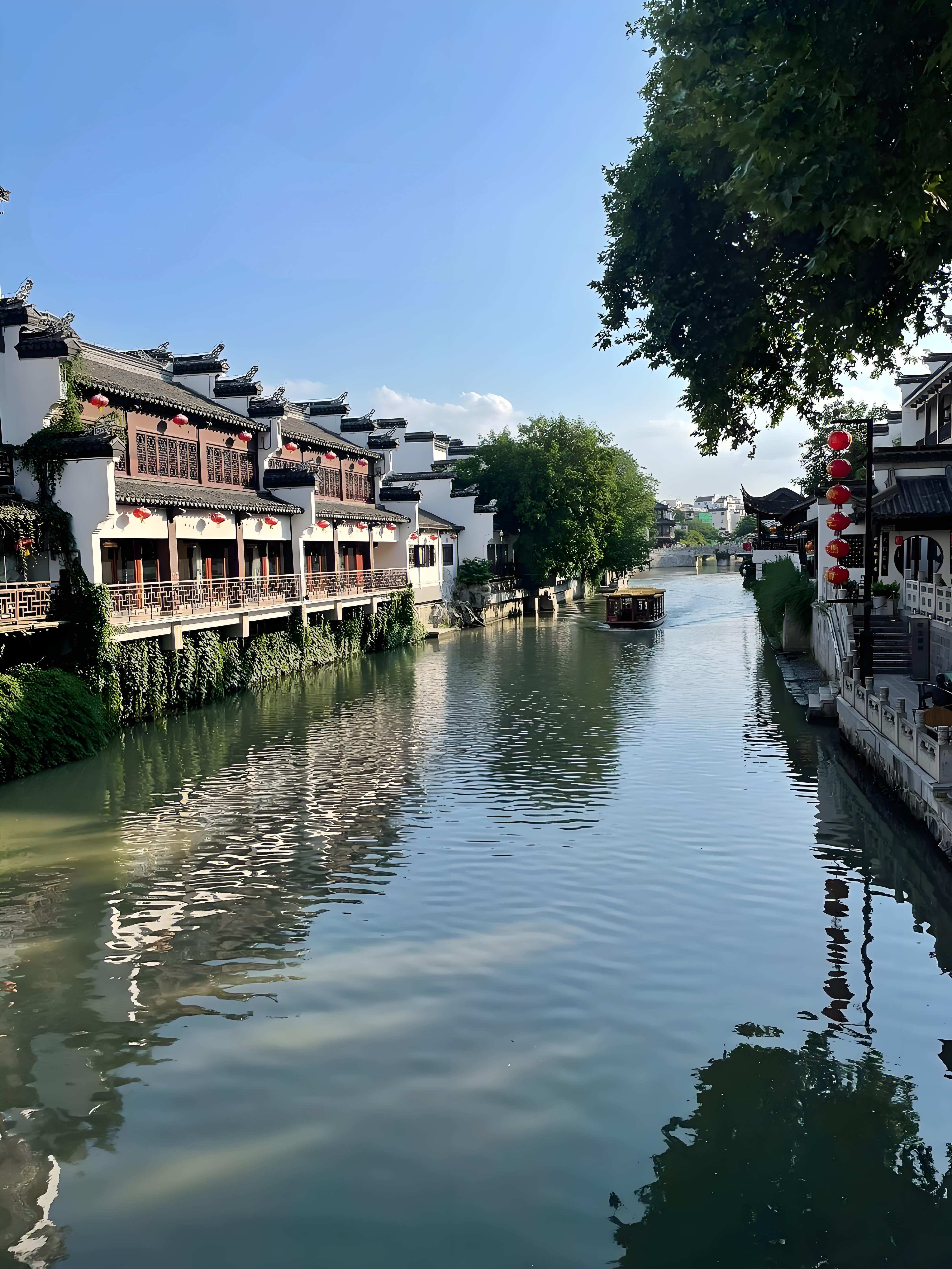 南京,简称"宁",古称金陵,建康,是江苏省省会城市及政治,经济,文化中心