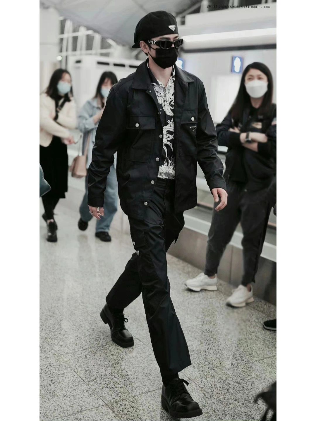 哇塞,我看到蔡徐坤的最新机场私服穿搭啦!