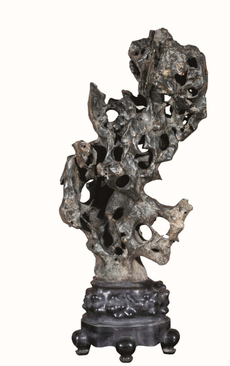 点击头像看直播# #奇石摆件#房山太湖石,大部分埋在土层里,因红色山