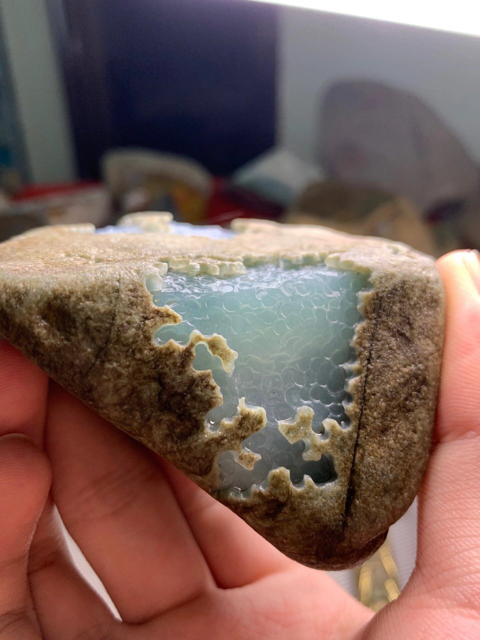 点击头像看直播# #翡翠原石# 白雾里的石头颜色显淡,但一旦把白雾