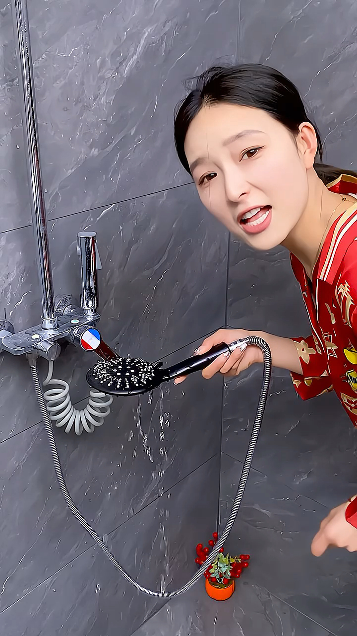 家里的花洒出水小了,用这个花洒清洁刷,可以疏通水锈水龙头,手机也