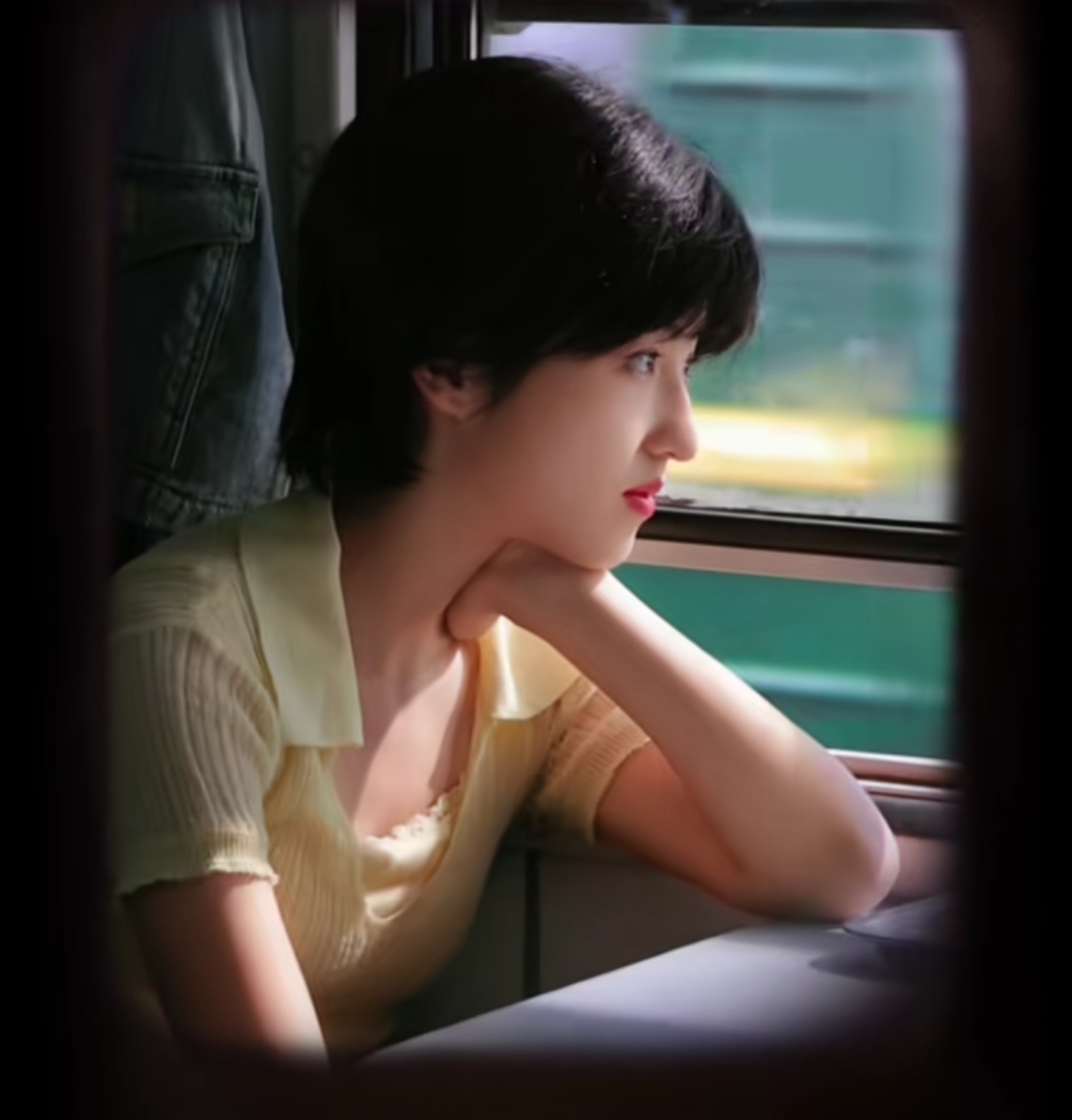 张子枫这个发型真的很适发她,少了一些稚气,多了一些娴静端庄,有点像