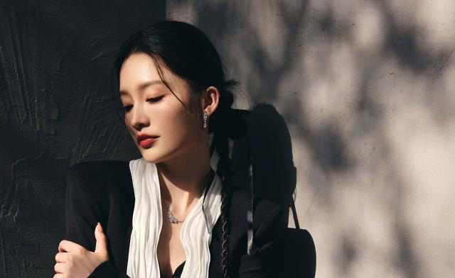 为自己的魅力加冕《追风者》李沁倾情演绎珠宝广告