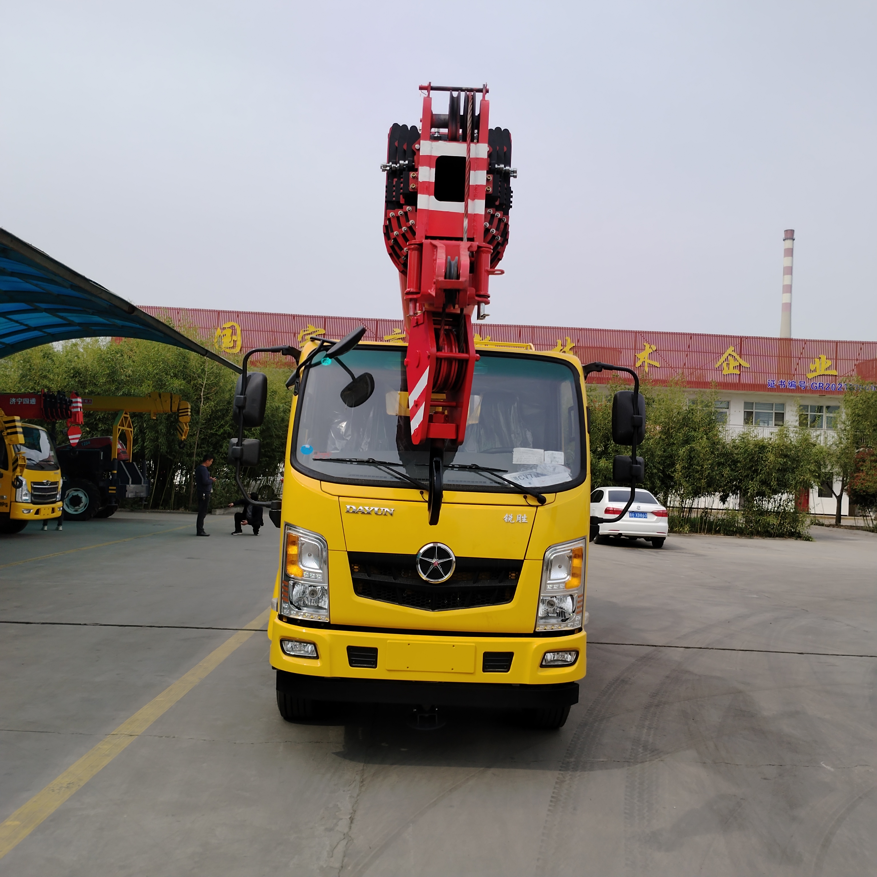 10吨大运汽车吊,2.9米短轴距车型,150马力,起升高度可达31米!