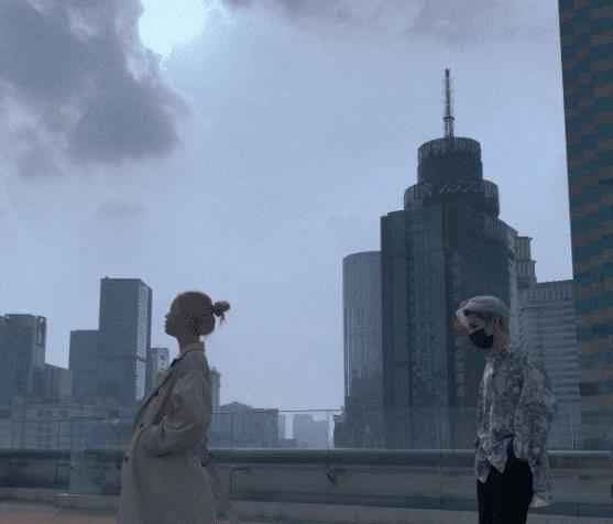 七鹤大人终于舍得跟女友秀恩爱,看到两人拥抱时的身高差,天造地设