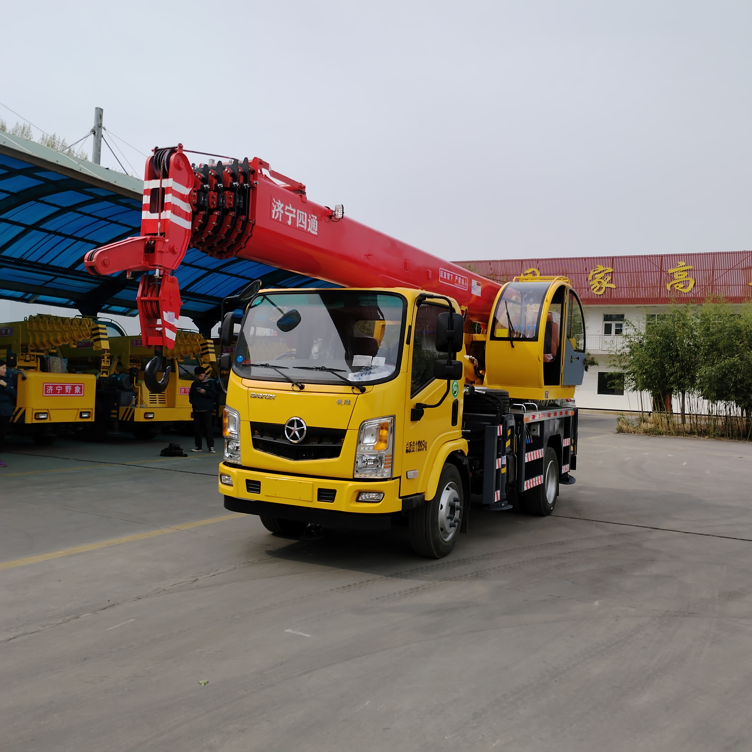 10吨大运汽车吊,2.9米短轴距车型,150马力,起升高度可达31米!