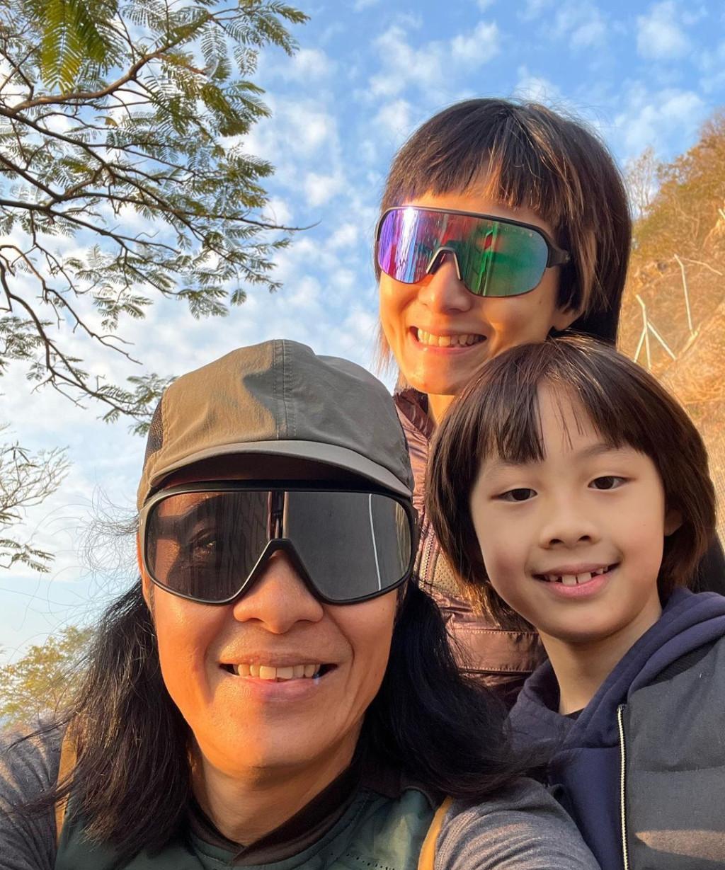 蔡一智爱妻生日张智霖袁咏仪现身!魔童被安排送花,合照惨被打码