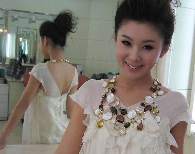 "田晓霞"李小萌:嫁相恋7年王雷,结婚9年无绯闻,36岁生二