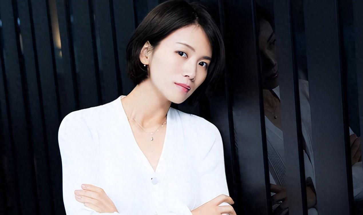 陈思诚前女友曹曦文晾娃,女儿像富豪爸爸,12岁身高140让她焦急