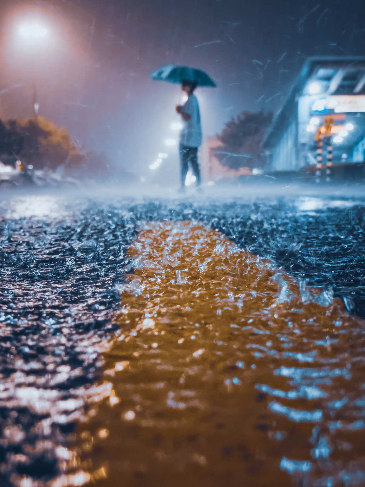 外面下大雨的图片和字图片