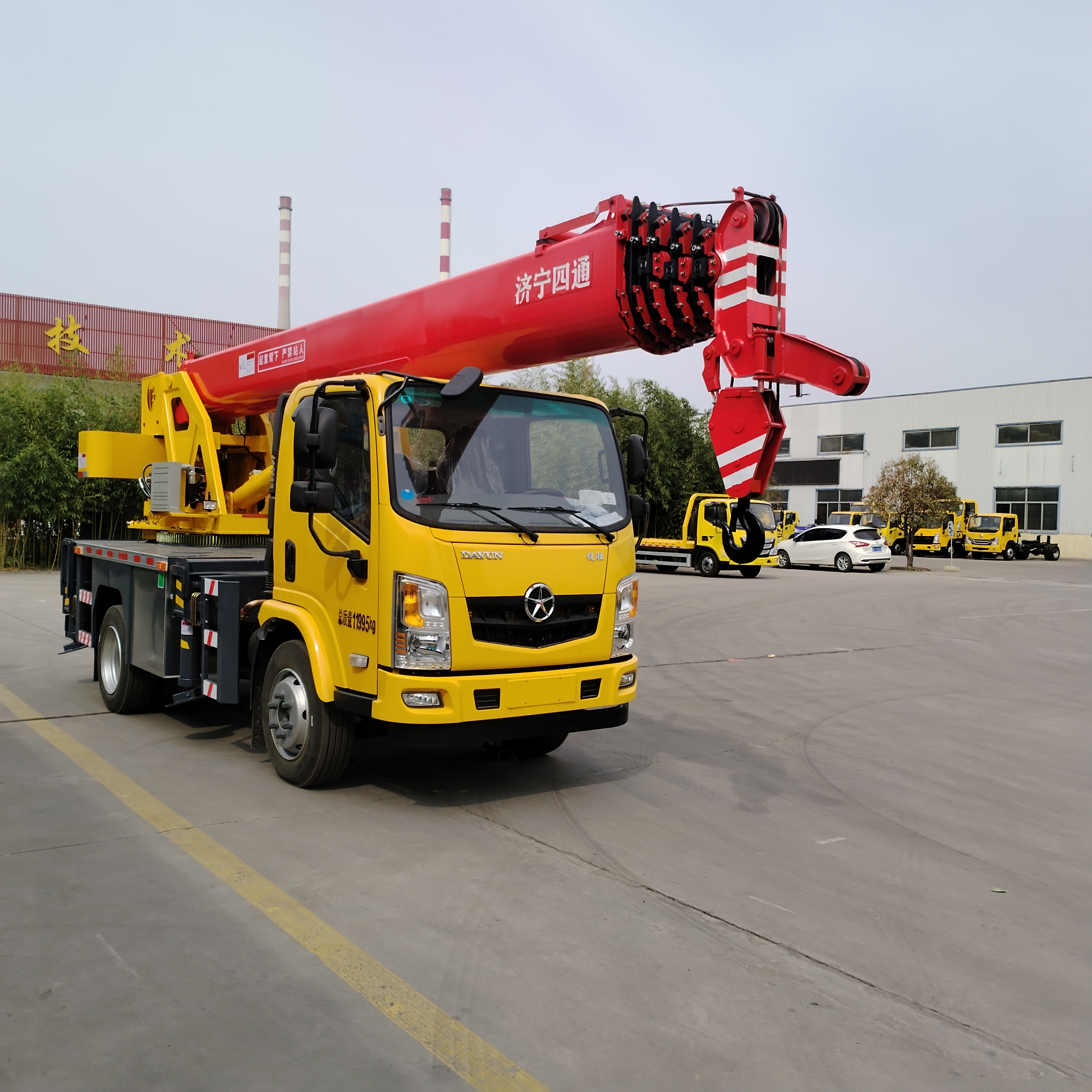 10吨大运汽车吊,2.9米短轴距车型,150马力,起升高度可达31米!