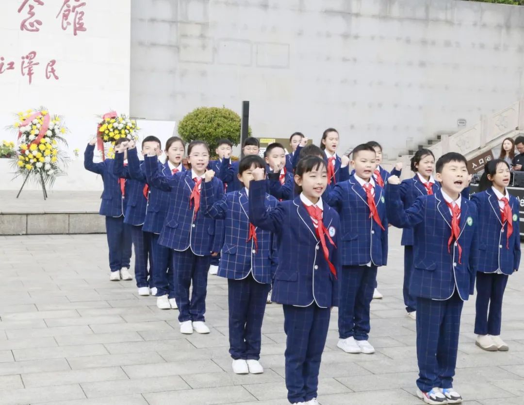 信阳市羊山外国语小学:清明祭英烈,吾辈当自强