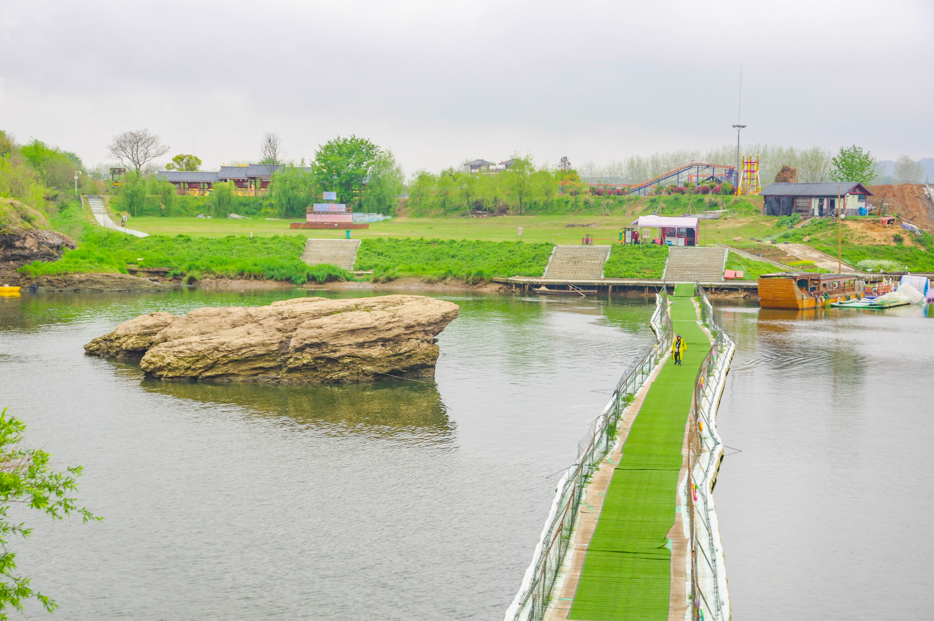在黄陂那么多景区中,木兰水镇称得上是别具一格, 当踏入武汉木兰水镇